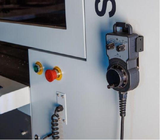 Beaver DOORCUT CNC  Ручной пульт управления  Удобный и эргономичный пульт управления, предназначен для управления станком в ручном режиме  Значительно облегчает работу оператора во время настройки станка, а также снижает риск повреждения оборудова...